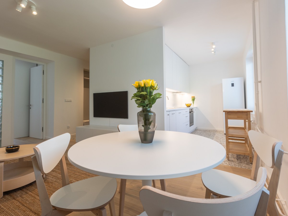 Minimalistisk lägenhetsrenovering: Öppen planlösning och ljusa toner&nbsp;(utförandet)